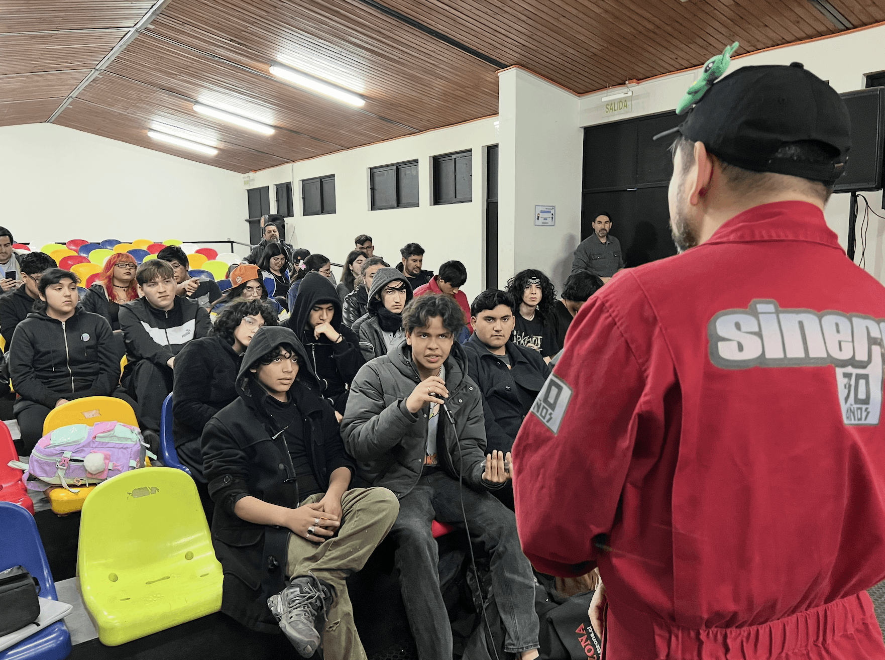 Docentes guiando a estudiantes durante un taller creativo de la fundación.