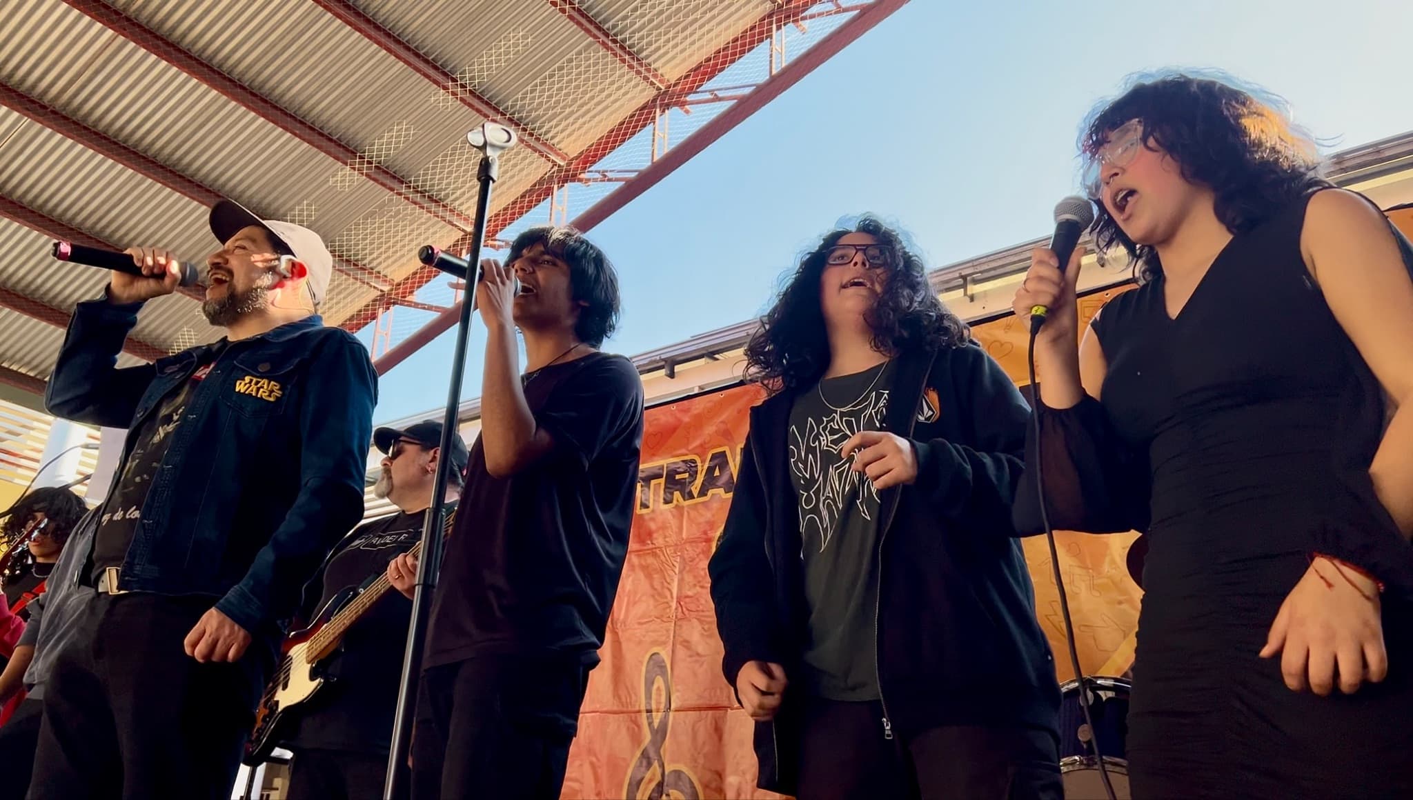 Banda escolar presentándose frente a su comunidad educativa.
