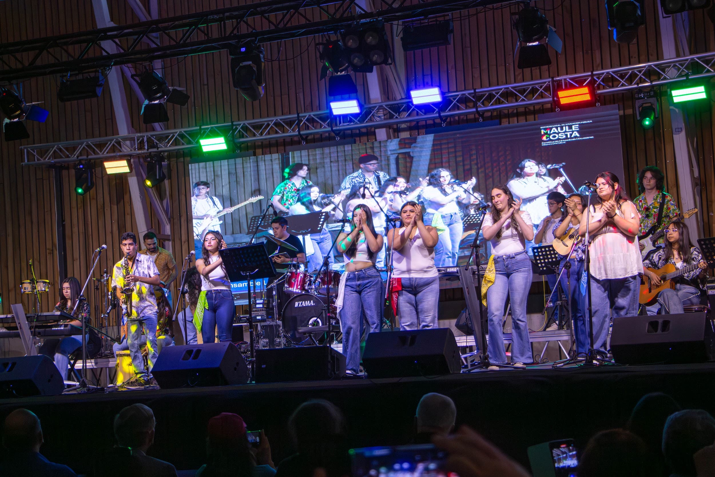 Integrantes de una banda estudiantil tocando en vivo.