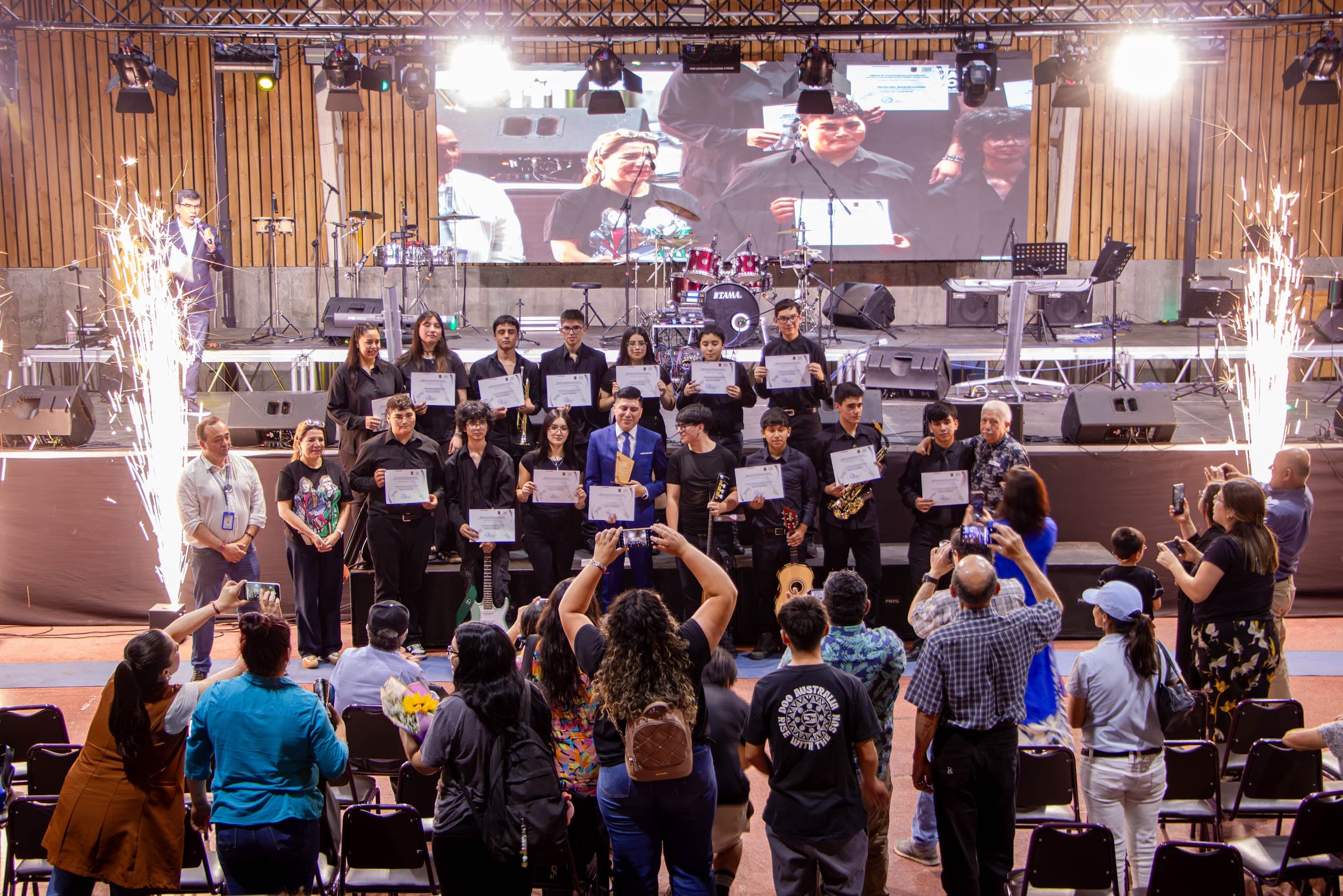 Banda estudiantil del SLEP Maule Costa preparándose para su showcase.